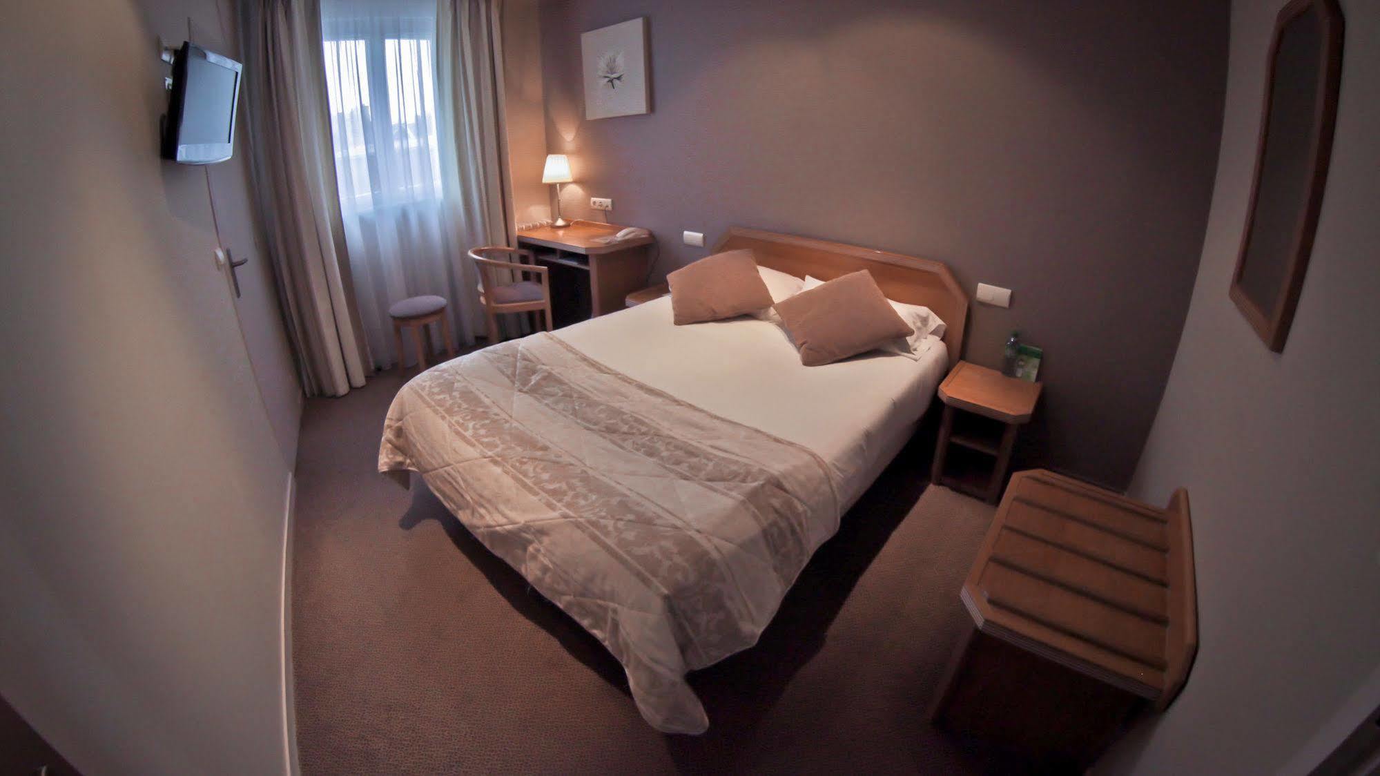 Brit Hotel Les Voyageurs Loudéac Kültér fotó